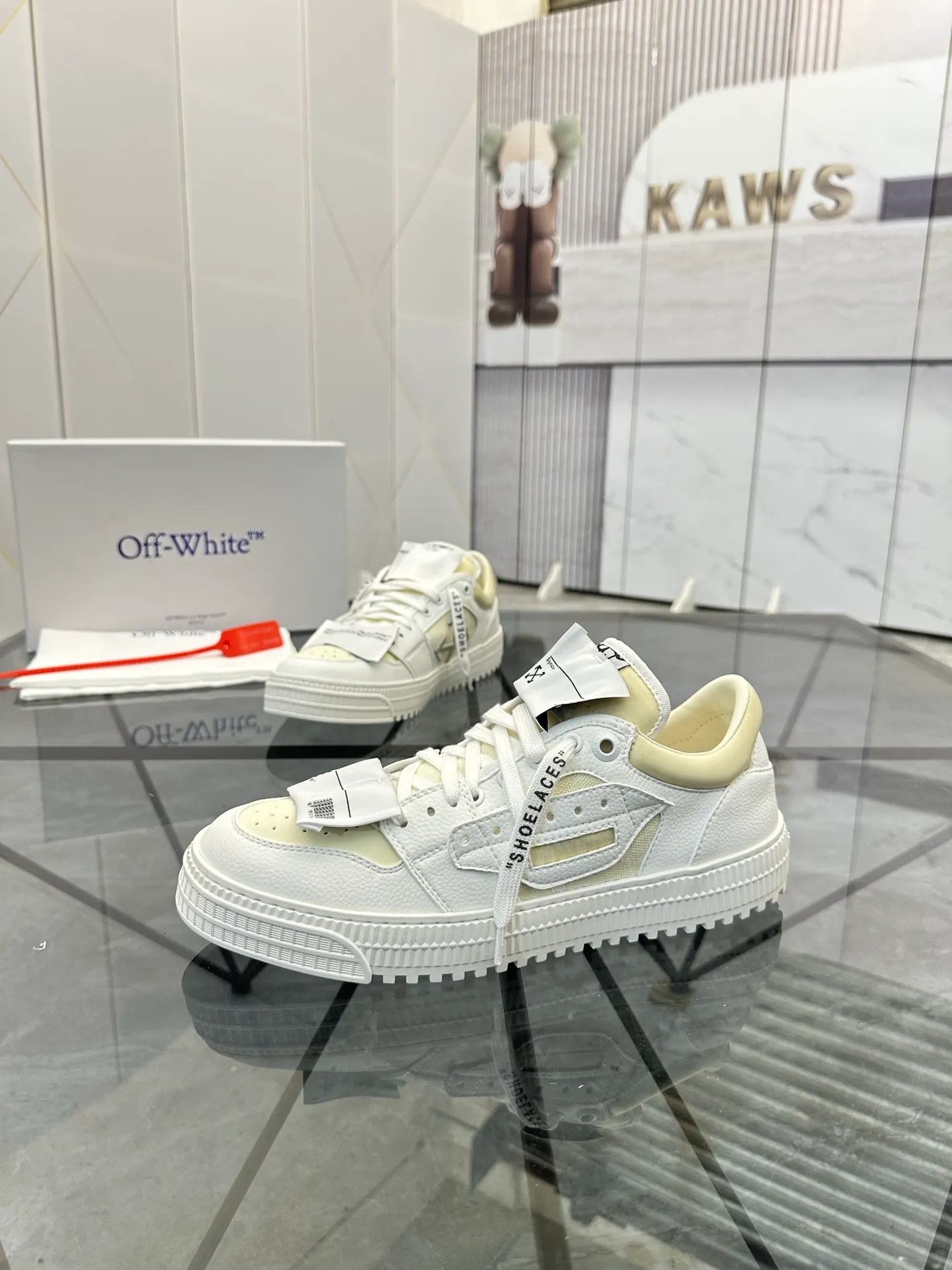 Selling men's shoes 💰: 💰P500¥ High-end top quality Product trademark: OFF WHITE *"OFF WHITE*" low-top casual shoes Regular size: 35-45 (can be customized to 46) Couple style Product materials: Upper imported first-layer cowhide stitched with original fabric, genuine leather lining, original outsole. No.: H203